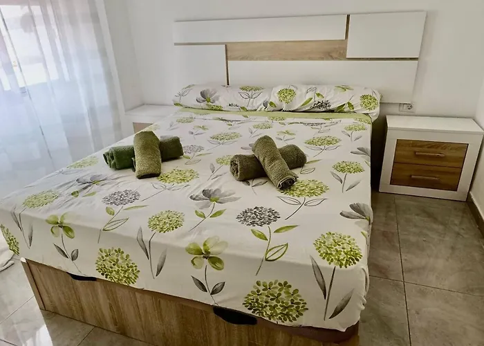 Con Piscina En 아데제